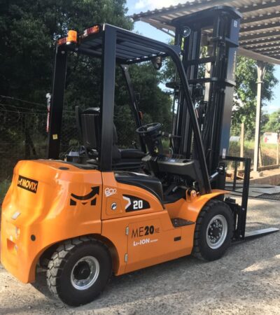 Empilhadeira eletrica em área externa modelo MEXe Movix